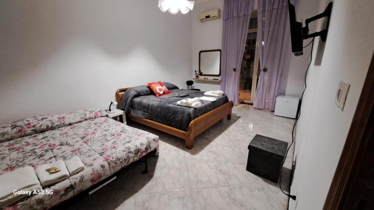 Aurora E Dad Naples Center B&B Bagian luar foto